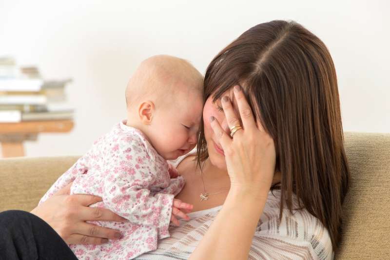 الشعور بالحزن.. أعراض غير شائعة لنوبة اكتئاب ما بعد الولادة
