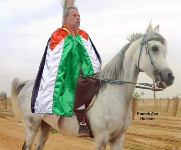 عكاشة يمتطي حصانا ويرتدي علم فلسطين.. هل هي صورة حقيقية؟
