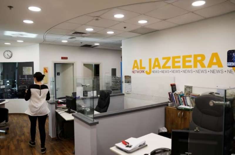 وزير اتصالات الاحتلال الإسرائيلي يطالب بإغلاق مكتب قناة الجزيرة