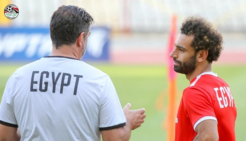 زيزو أساسيا.. «صلاح» يقود هجوم منتخب مصر أمام الجزائر