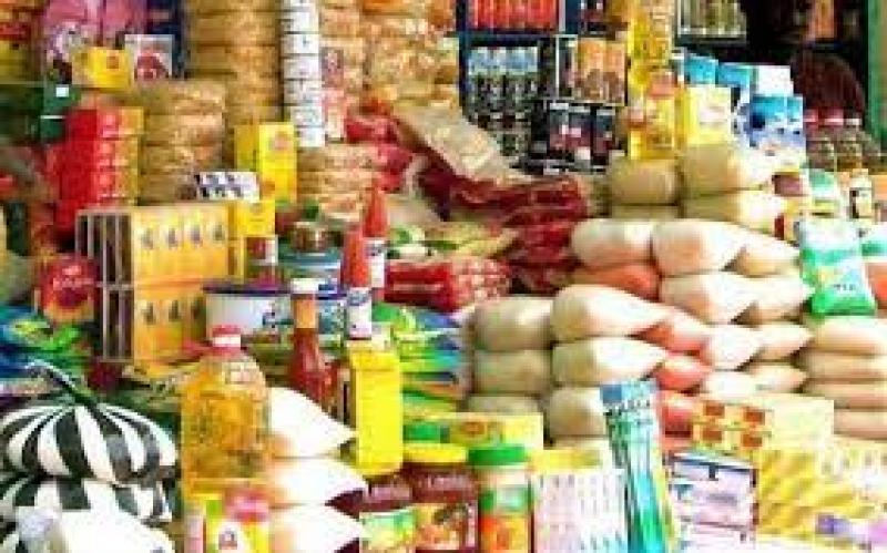 الحكومة المصرية تنجح في تخفيض أسعار 7 سلع غذائية بالأسواق