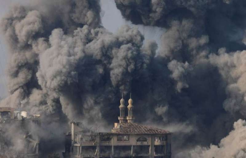 دخان يتصاعد بعد الغارات الإسرائيلية على مدينة غزة