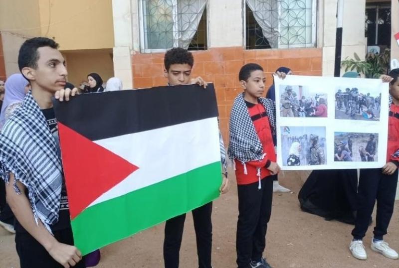 الطلاب يقفون دقيقة حدادا على أرواح شهداء فلسطين