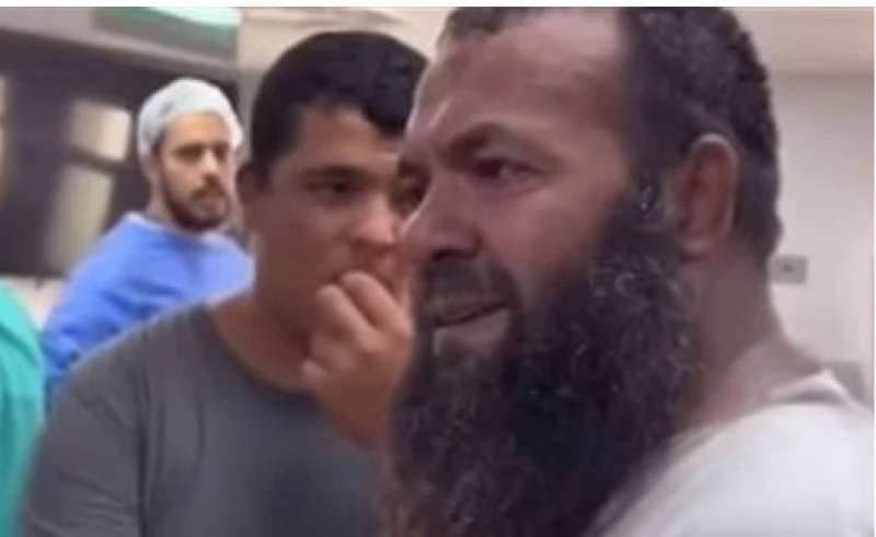 «متعيطش يا زلمة كلنا شهداء».. فيديو يثير الحزن لأحد الناجين من القصف الإسرائيلي على غزة