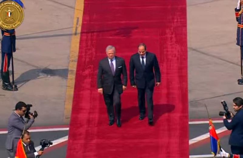 عاجل | الرئيس السيسي يستقبل العاهل الأردني بمطار القاهرة
