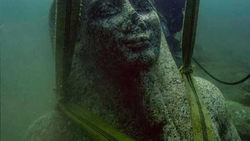 من قاع البحر إلى المتحف المصري الكبير.. «الطريق» ينشر قصة اكتشاف وعرض أقدم تمثال لمعبودة رومانية في مصر