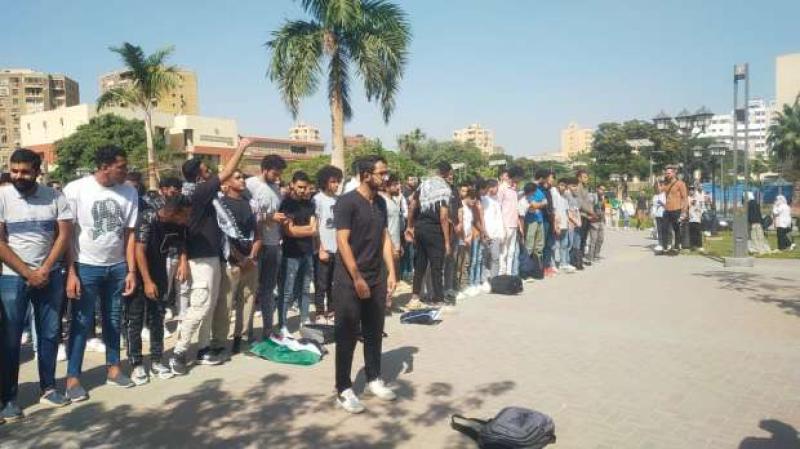 طلاب واساتذة جامعة عين شمس يؤدون صلاة الغائب على شهداء فلسطين.. صور