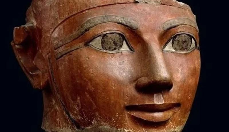 المتحف المصري بالتحرير يلقي الضوء على تمثال رأس الملكة حتشبسوت