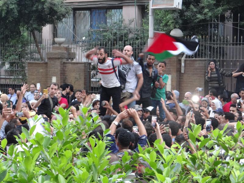 مظاهرة حاشدة أمام نقابة الصحفيين دعمًا لأهالي غزة ويطالبون بفتح معبر رفح