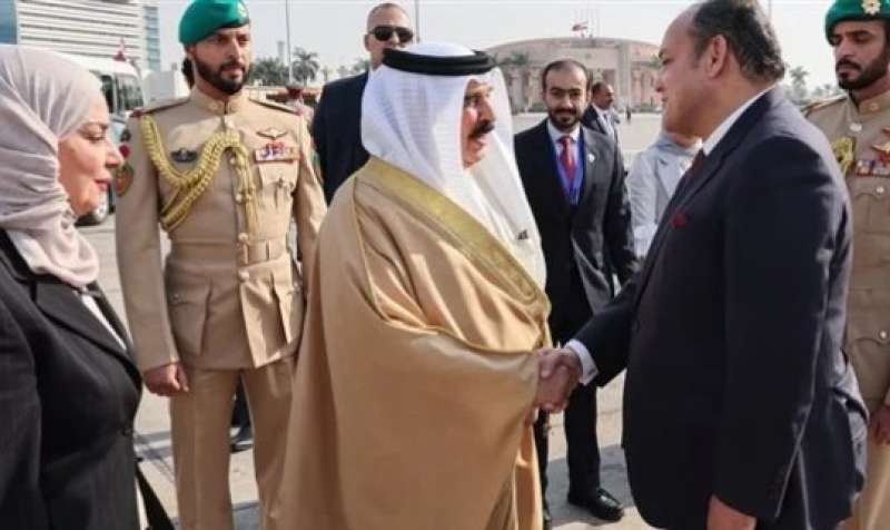 ملك البحرين يصل مصر للمشاركة في مؤتمر القاهرة للسلام