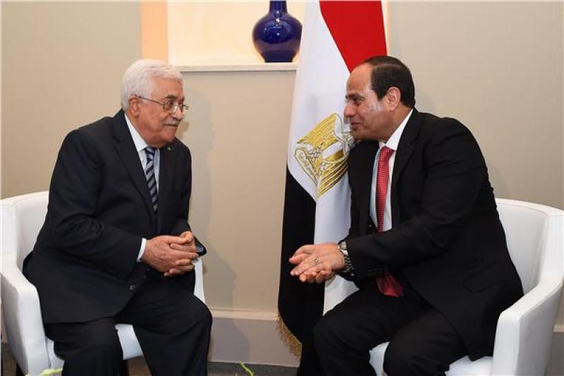 الرئيس السيسي يستقبل نظيره الفلسطيني لدى وصوله مقر انعقاد قمة القاهرة للسلام