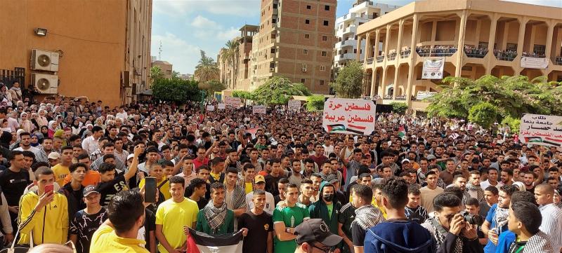 طلاب جامعة بنها ينظمون وقفة احتجاجية لدعم أهالي غزة