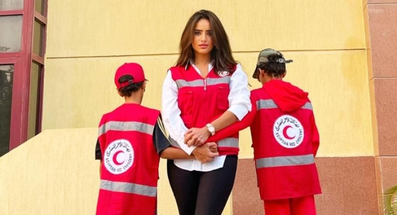 ماذا قالت «زينة» عن تطوع أبنائها في الهلال الأحمر لمساعدة الشعب الفلسطيني؟