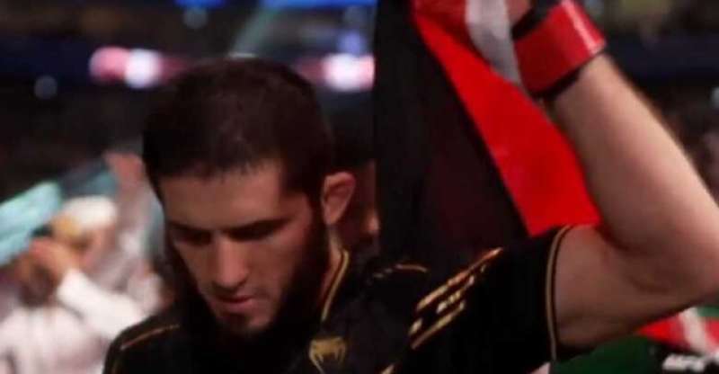 بعد فوزه.. مصارع روسي يخرج من الحلبة رافعا علم فلسطين دعما لأهل غزة