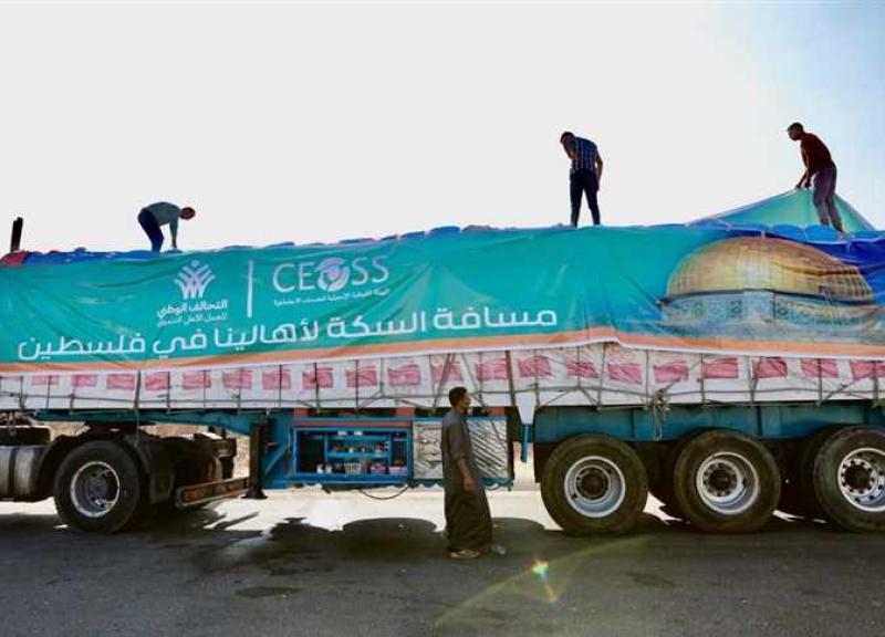 الهلال الأحمر: بفضل القيادة المصرية دخلت 20 شاحنة من المساعدات لغزة