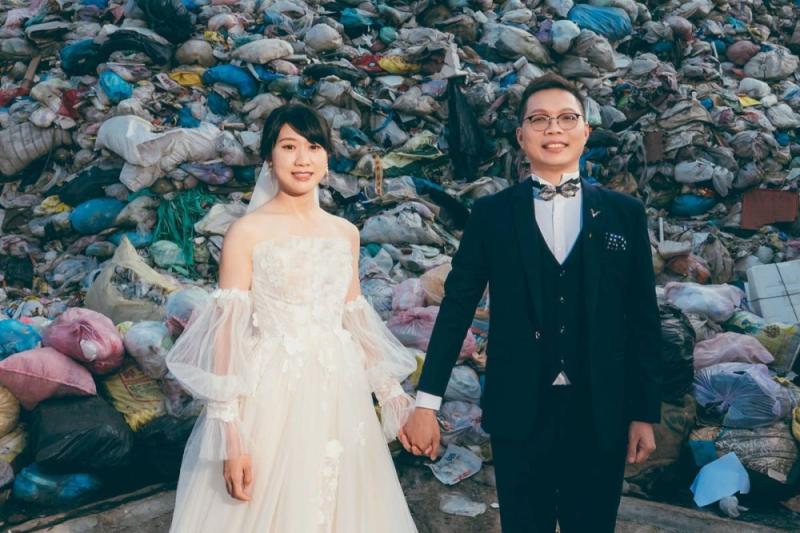 زفاف بيئي في تايوان.. ثنائي يحتفل بالزواج أمام مكب نفايات