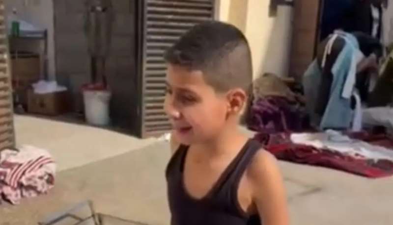 فيديو يفطر القلوب لطفل فلسطيني يبحث عن شقيقه بين الجثث: «وين خليل؟»