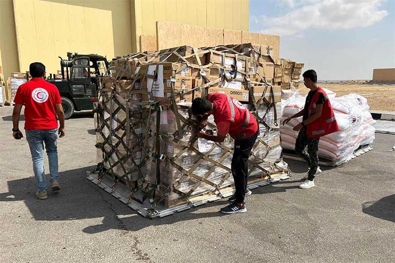 الهلال الأحمر المصري يسلم قافلة ثالثة من المساعدات إلى غزة