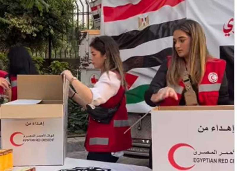 ملك وليلى زاهر تتطوعان في الهلال الأحمر لمساندة أهالي غزة