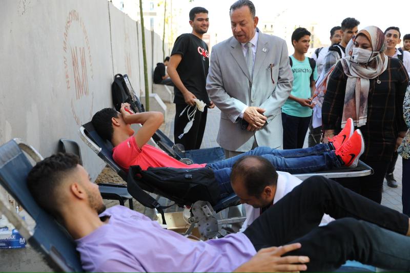  جولة تفقدية لرئيس جامعة المنصورة الجديدة لحملات التبرع بالدم وتبرعات الطلبة للهلال الأحمر المصري