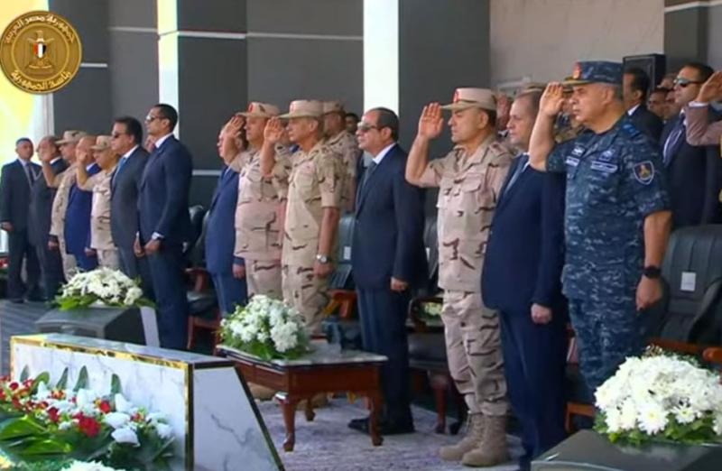 الرئيس السيسي يصل مقر الفرقة الرابعة مدرعة بالجيش الثالث في السويس