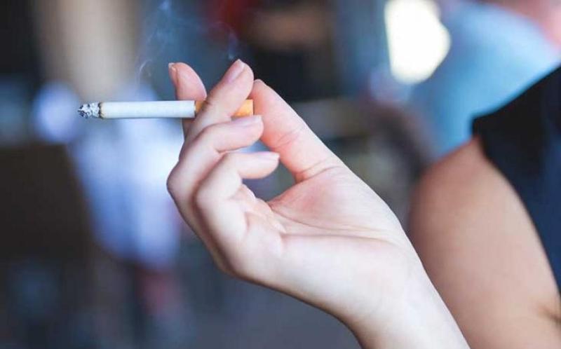 رئيس الشرقية للدخان يكشف عدد السيدات المدخنات وموعد انتهاء أزمة السجائر
