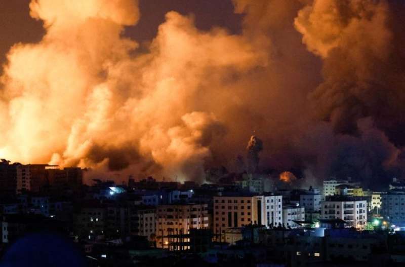  ألسنة اللهب والدخان تتصاعد خلال الغارات الإسرائيلية على غزة