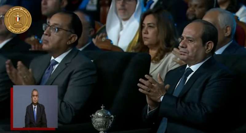 الرئيس السيسي يشاهد فيلما تسجيليا عن دعم وتطوير الصناعة المصرية