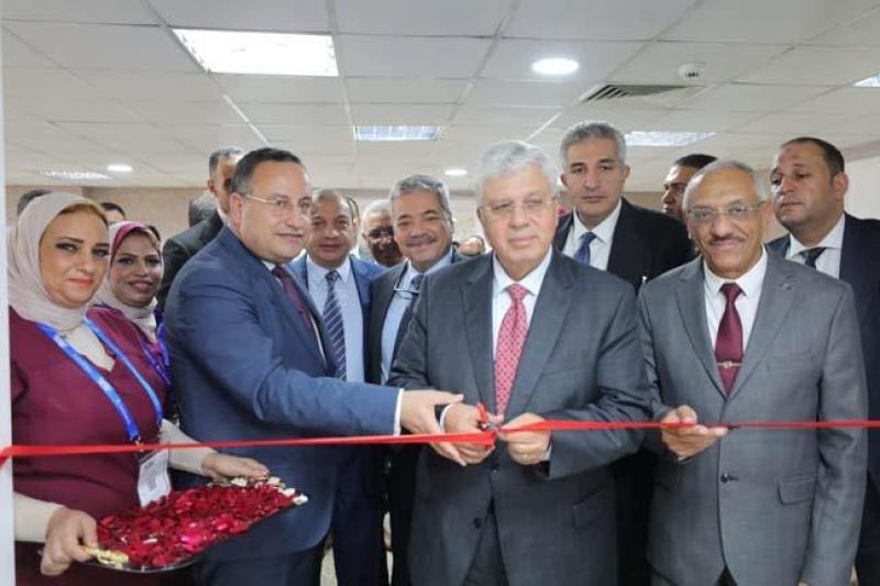 وزير التعليم العالي يفتتح عدد من المشروعات الطبية في مستشفيات جامعة الإسكندرية