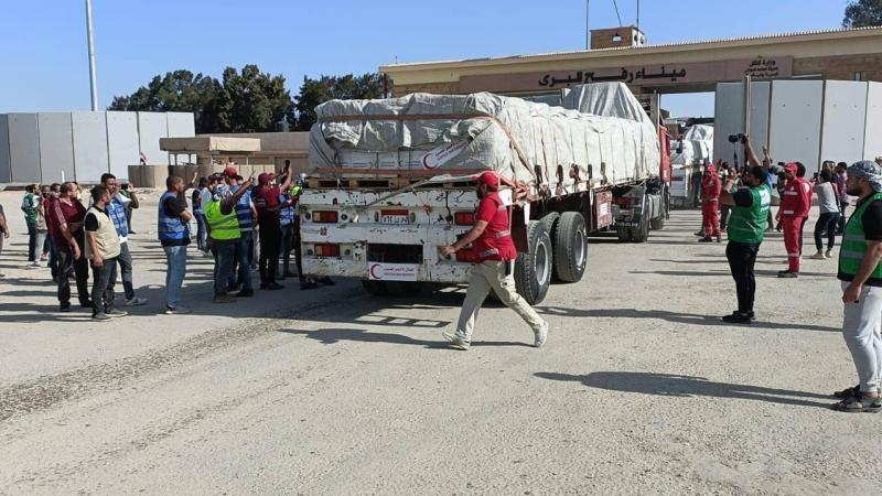 هل أثر انقطاع الاتصالات في دخول شاحنات المساعدات إلى غـزة؟ عضو بـ «التحالف» يجيب