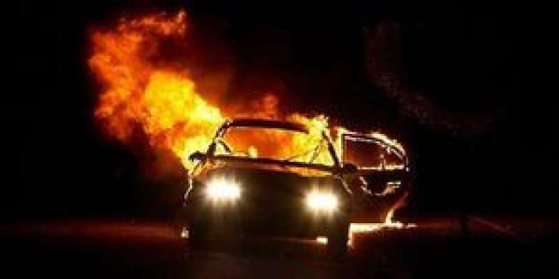 خطوات التعامل مع حادث حريق السيارة المفاجئ بالطريق