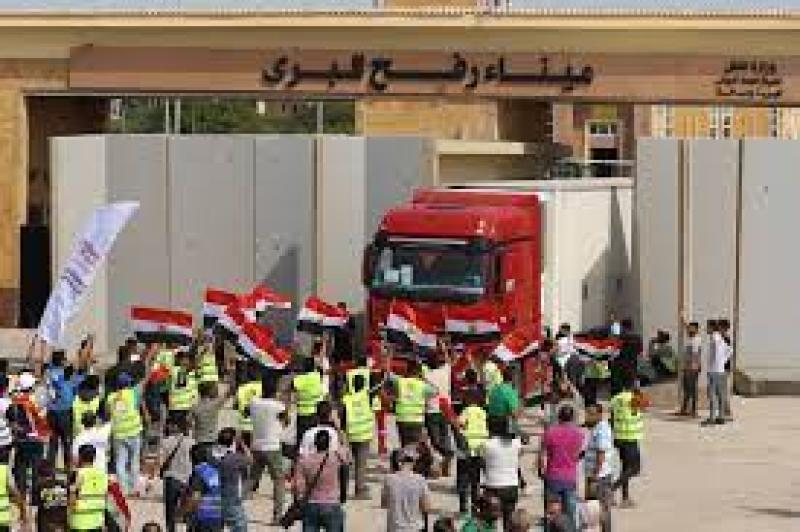 القاهرة الإخبارية: تسليم 60 شاحنة من المساعدات الإنسانية إلى فلسطين عبر ‏معبر رفح