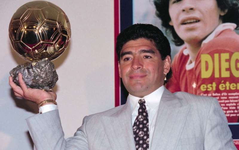 «في عيد ميلاده».. الراحل دييجو مارادونا أول لاعب مُعتزل يتوج بجائزة الكرة الذهبية الشرفية