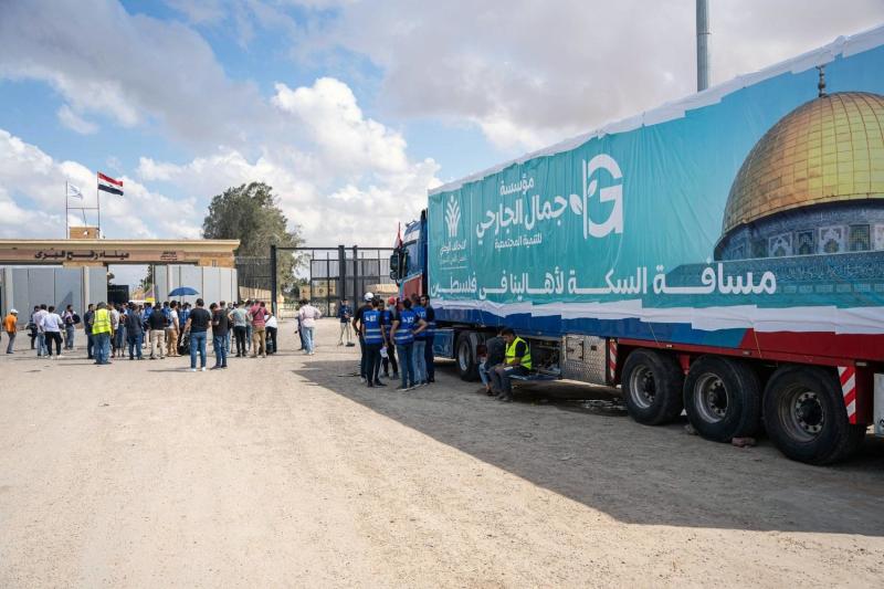 وصول أول قافلة مساعدات أردنية إلى غزة عبر معبر كرم أبو سالم