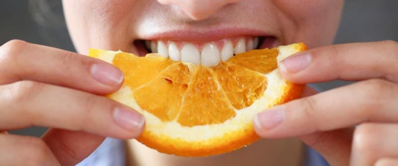 تناول ثمرة من البرتقال
