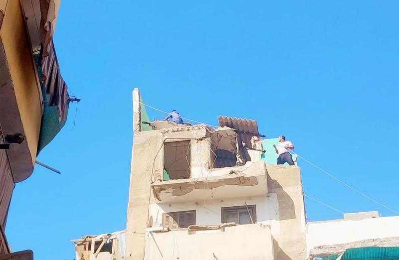 إزالة أجزاء داهمة الخطورة من عقار بمنطقة الحضرة القبلية في الإسكندرية
