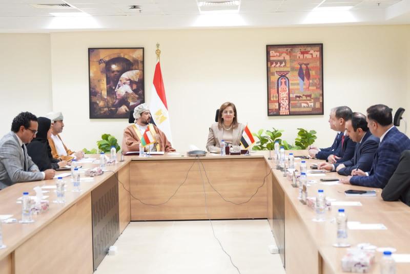 وزيرة التخطيط تلتقي وزير التجارة والصناعة العماني لبحث تعزيز سبل التعاون