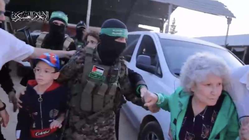 حماس تسلم 17 محتجزا للصليب الأحمر في اليوم الثالث لتبادل الأسرى