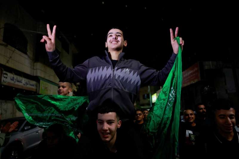 صفقة التبادل بين حماس وإسرائيل: وصول 39 أسيرا فلسطينيا إلى رام الله