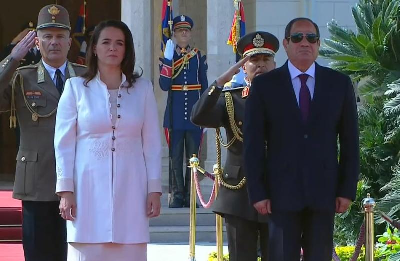 الرئيس السيسي ورئيسة المجر يستعرضان حرس الشرف بقصر الاتحادية