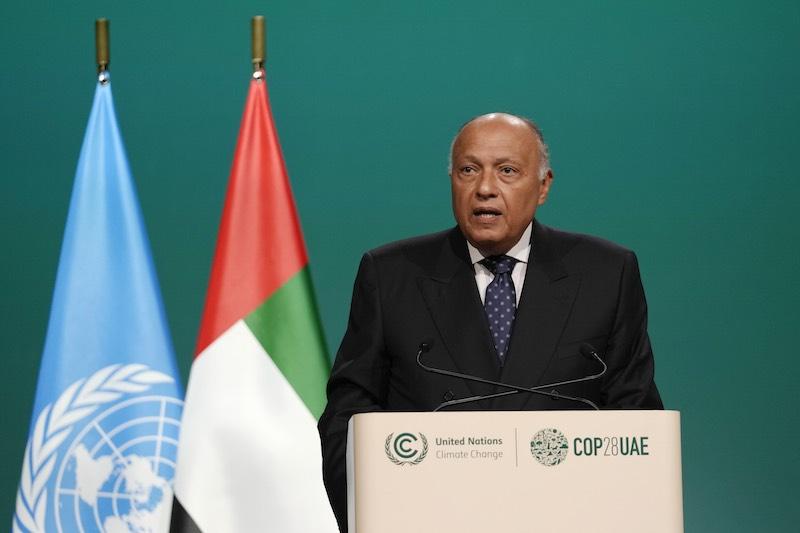 مصر تسلم رئاسة قمة المناخ COP28 للإمارات