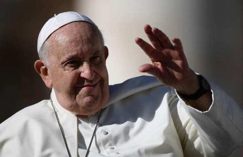 البابا فرنسيس مازحًا بعد إلغاء رحلته إلى دبي: «أنا على قيد الحياة»