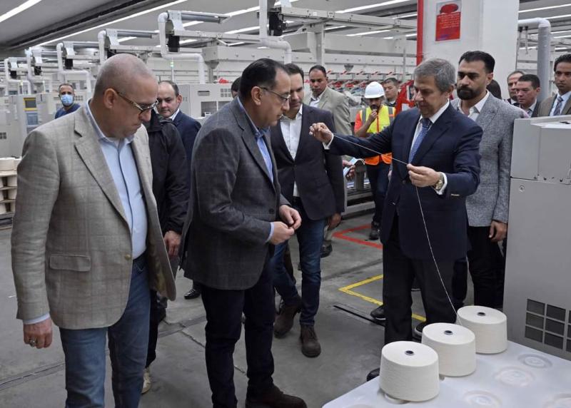 رئيس الوزراء يتفقد مصنع الشركة الرباعية فورتكس للنسجيات بمدينة السادات