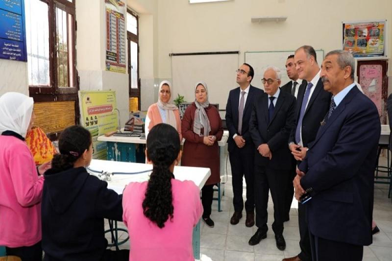 وزير التعليم يتفقد مدرسة فاطمة الزهراء الإعدادية بنات 