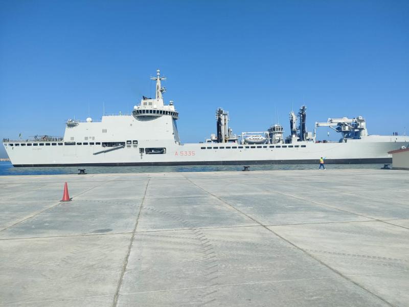 محافظ شمال سيناء يستقبل سفينة طبية إيطالية في ميناء العريش لعلاج الجرحى الفلسطينيين
