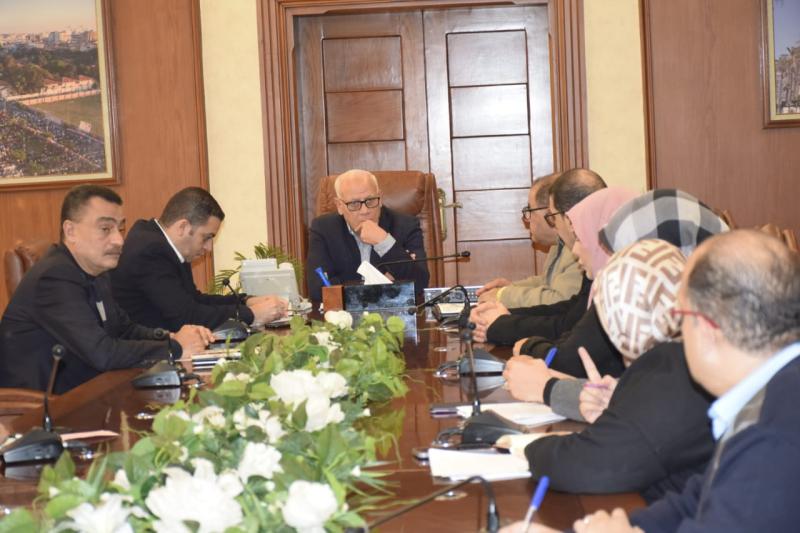 محافظ بورسعيد يتابع آخر مستجدات العمل بعدد من إدارات الديوان العام