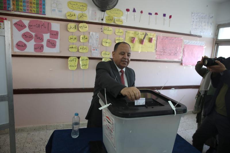 وزير المالية عقب الإدلاء بصوته فى الانتخابات الرئاسية: المصريون يكتبون تاريخًا فى الممارسة الديموقراطية