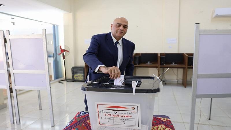 رئيس جهاز تنمية المشروعات يدلي بصوته في الانتخابات الرئاسية 
