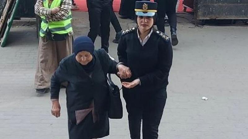 الشرطة النسائية تساعد كبار السن في لجان الانتخابات الرئاسية.. فيديو