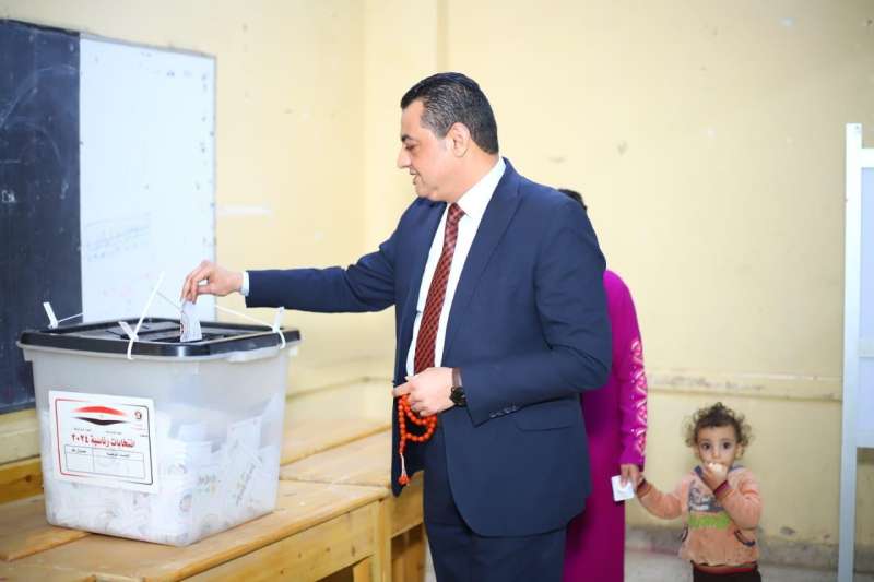الدكتور محمد عبد الباري يدلي بصوته في الانتخابات الرئاسية بسوهاج